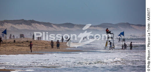 The lifeguards on the beach in Gironde - © Philip Plisson / Plisson La Trinité / AA35077 - Photo Galleries - People