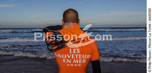 The lifeguards on the beach in Gironde - © Philip Plisson / Plisson La Trinité / AA35082 - Photo Galleries - People