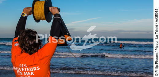 The lifeguards on the beach in Gironde - © Philip Plisson / Plisson La Trinité / AA35083 - Photo Galleries - People