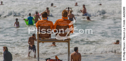 The lifeguards on the beach in Gironde - © Philip Plisson / Plisson La Trinité / AA35089 - Photo Galleries - Lifeboat society