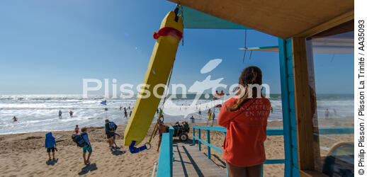 The lifeguards on the beach in Gironde - © Philip Plisson / Plisson La Trinité / AA35093 - Photo Galleries - People