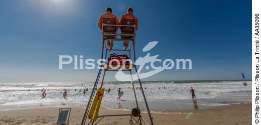 The lifeguards on the beach in Gironde - © Philip Plisson / Plisson La Trinité / AA35096 - Photo Galleries - Job