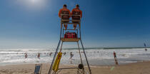 The lifeguards on the beach in Gironde © Philip Plisson / Plisson La Trinité / AA35096 - Photo Galleries - People