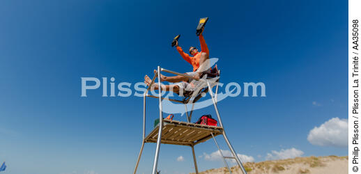 The lifeguards on the beach in Gironde - © Philip Plisson / Plisson La Trinité / AA35098 - Photo Galleries - Lifeboat society