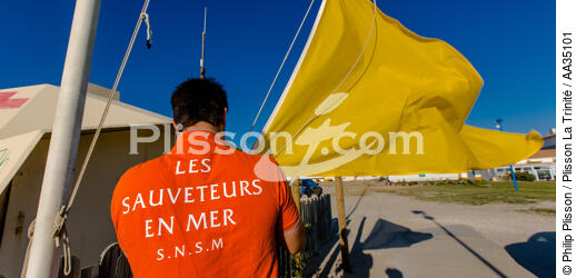 The lifeguards on the beach in Gironde - © Philip Plisson / Plisson La Trinité / AA35101 - Photo Galleries - People