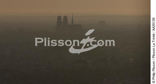 Orleans in the mist - © Philip Plisson / Plisson La Trinité / AA35139 - Photo Galleries - Le Loiret vue du ciel