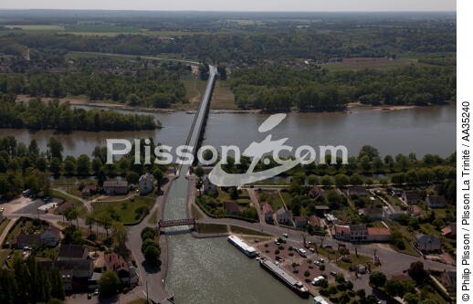 Briare canal bridge - © Philip Plisson / Plisson La Trinité / AA35240 - Photo Galleries - Loire [The]