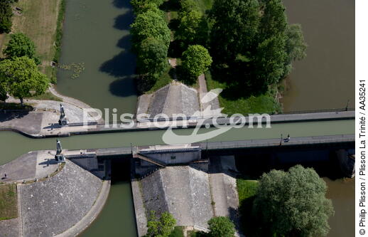 Briare canal bridge - © Philip Plisson / Plisson La Trinité / AA35241 - Photo Galleries - Town (45)