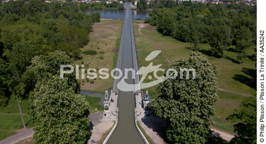 Le pont canal de Briare - © Philip Plisson / Plisson La Trinité / AA35242 - Nos reportages photos - Pont canal
