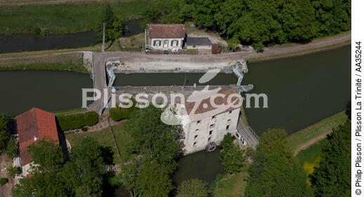 Loiret view of the sky - © Philip Plisson / Plisson La Trinité / AA35244 - Photo Galleries - Lock