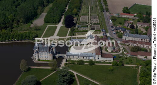 La Bussière castle - © Philip Plisson / Plisson La Trinité / AA35294 - Photo Galleries - Le Loiret vue du ciel