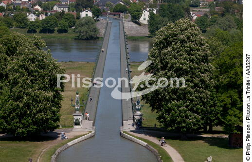 Le pont canal de Briare - © Philip Plisson / Plisson La Trinité / AA35297 - Nos reportages photos - Centre