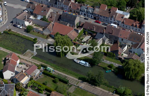Briare on Loiret - © Philip Plisson / Plisson La Trinité / AA35299 - Photo Galleries - Le Loiret vue du ciel