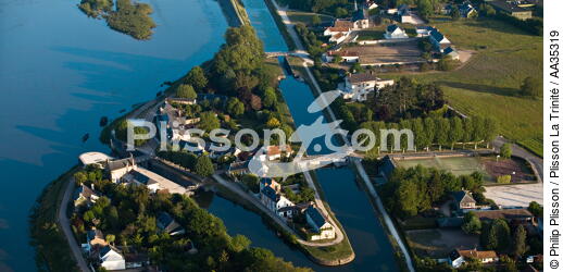 Combleux sur les bords de Loire - © Philip Plisson / Plisson La Trinité / AA35319 - Nos reportages photos - Ville (45)