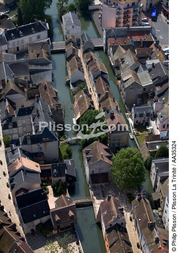 Montargis, surnommée la Venise du Gâtinais. - © Philip Plisson / Plisson La Trinité / AA35324 - Nos reportages photos - Le Loiret vue du ciel