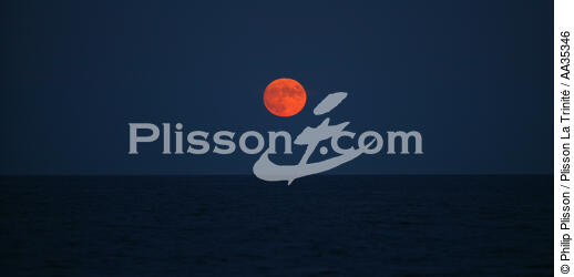 moonset - © Philip Plisson / Plisson La Trinité / AA35346 - Photo Galleries - Light