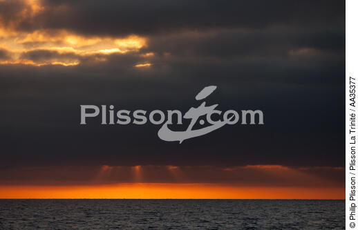 la Sardaigne vue de la mer - © Philip Plisson / Plisson La Trinité / AA35377 - Nos reportages photos - Soleil