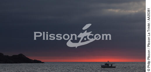 la Sardaigne vue de la mer - © Philip Plisson / Plisson La Trinité / AA35381 - Nos reportages photos - Soleil