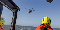 Winching exercise with the boat SNSM Royan © Philip Plisson / Plisson La Trinité / AA35384 - Photo Galleries - The Navy