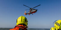 Winching exercise with the boat SNSM Royan © Philip Plisson / Plisson La Trinité / AA35385 - Photo Galleries - Helicopter winching