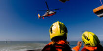 Winching exercise with the boat SNSM Royan © Philip Plisson / Plisson La Trinité / AA35387 - Photo Galleries - Helicopter