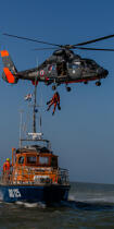 Winching exercise with the boat SNSM Royan © Philip Plisson / Plisson La Trinité / AA35388 - Photo Galleries - Helicopter
