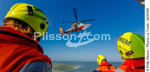 Winching exercise with the boat SNSM Royan - © Philip Plisson / Plisson La Trinité / AA35390 - Photo Galleries - The Navy