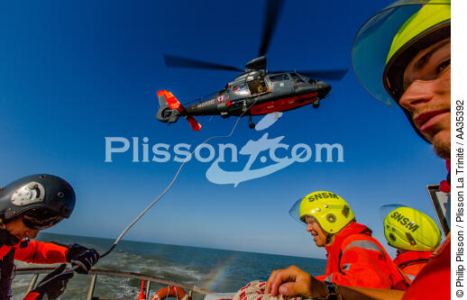 Winching exercise with the boat SNSM Royan - © Philip Plisson / Plisson La Trinité / AA35392 - Photo Galleries - Helicopter winching