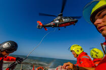 Winching exercise with the boat SNSM Royan © Philip Plisson / Plisson La Trinité / AA35392 - Photo Galleries - Helicopter