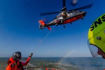 Winching exercise with the boat SNSM Royan © Philip Plisson / Plisson La Trinité / AA35394 - Photo Galleries - Helicopter winching