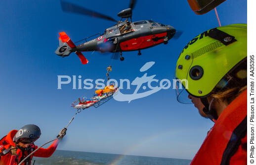 Exercice d'hélitreuillage avec le canot SNSM de Royan - © Philip Plisson / Plisson La Trinité / AA35395 - Nos reportages photos - Hélicoptère militaire