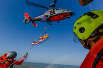 Winching exercise with the boat SNSM Royan © Philip Plisson / Plisson La Trinité / AA35395 - Photo Galleries - Air transport