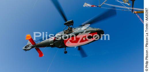 Winching exercise with the boat SNSM Royan - © Philip Plisson / Plisson La Trinité / AA35397 - Photo Galleries - Helicopter