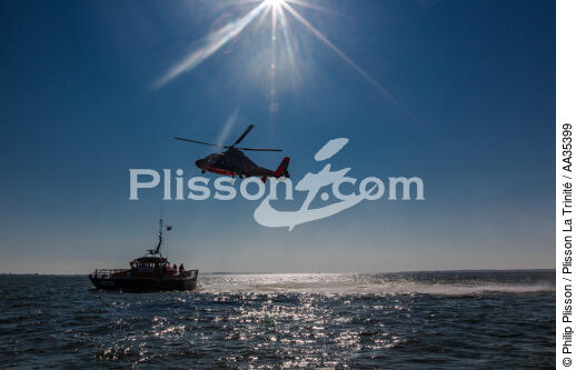 Winching exercise with the boat SNSM Royan - © Philip Plisson / Plisson La Trinité / AA35399 - Photo Galleries - Helicopter