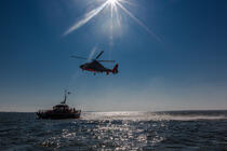 Winching exercise with the boat SNSM Royan © Philip Plisson / Plisson La Trinité / AA35399 - Photo Galleries - Helicopter winching