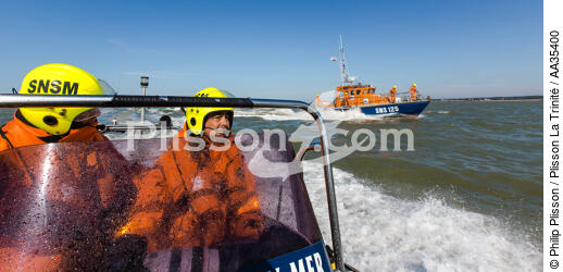 Winching exercise with the boat SNSM Royan - © Philip Plisson / Plisson La Trinité / AA35400 - Photo Galleries - Lifesaving at sea