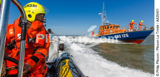 Winching exercise with the boat SNSM Royan - © Philip Plisson / Plisson La Trinité / AA35401 - Photo Galleries - Lifeboat society
