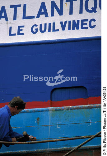 Bateau de pêche en réparation au Guilvinec - © Philip Plisson / Plisson La Trinité / AA35428 - Nos reportages photos - Pêche