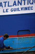 Bateau de pêche en réparation au Guilvinec © Philip Plisson / Plisson La Trinité / AA35428 - Nos reportages photos - Bretagne