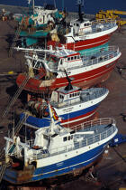 Bateaux de pêche en réparation au Guilvinec © Philip Plisson / Plisson La Trinité / AA35431 - Nos reportages photos - Bretagne