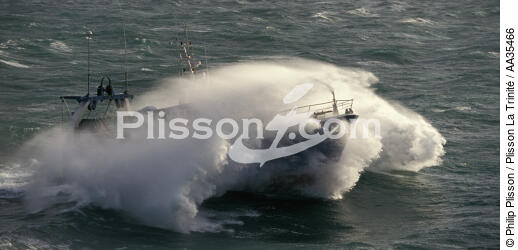 Bateau de pêche dans le gros temps - © Philip Plisson / Plisson La Trinité / AA35466 - Nos reportages photos - Pêche