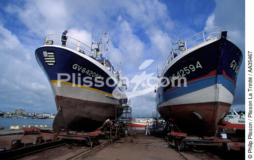Bateaux de pêche sur le sleepway de Concarneau - © Philip Plisson / Plisson La Trinité / AA35467 - Nos reportages photos - Réparation navale