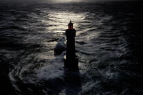 Le phare de la Jument devant l'île d'Ouessant © Philip Plisson / Plisson La Trinité / AA35497 - Nos reportages photos - Phare [29]