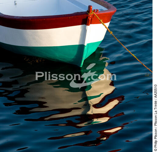 Boat in the port of Roscoff - © Philip Plisson / Plisson La Trinité / AA35510 - Photo Galleries - Reflection