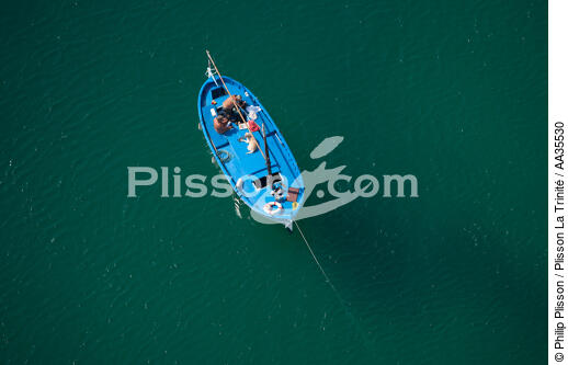 Pointed to Marseille - © Philip Plisson / Plisson La Trinité / AA35530 - Photo Galleries - Rowing boat