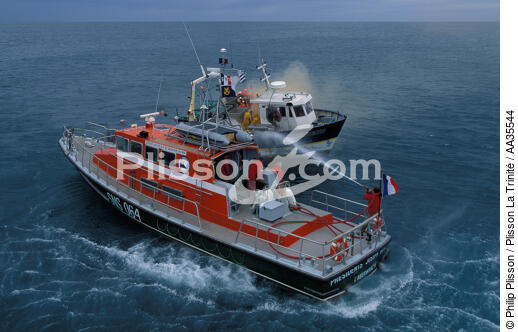 Fire on a fishing boat - © Philip Plisson / Plisson La Trinité / AA35544 - Photo Galleries - Lifeboat society