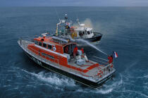 Fire on a fishing boat © Philip Plisson / Plisson La Trinité / AA35544 - Photo Galleries - Lifesaving at sea