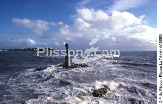 La Vierge de Kerpenhir à l'entrée du Golfe du Morbihan - © Philip Plisson / Plisson La Trinité / AA35550 - Nos reportages photos - Ville [56]