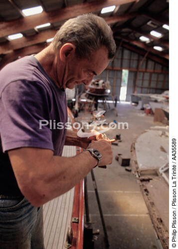 Eric Tabarly sur Pen-Duick en restauration - © Philip Plisson / Plisson La Trinité / AA35589 - Nos reportages photos - Pen-Duick