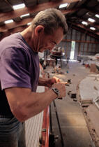 Eric Tabarly on Pen Duick restoration © Philip Plisson / Plisson La Trinité / AA35589 - Photo Galleries - Shipyards